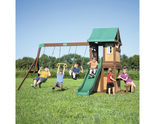 Speeltuin met schommels, glijbaan en speelhuis voor kinderen in de tuin