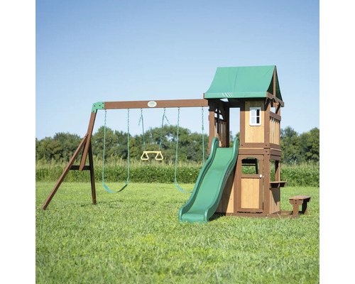 Speeltuin met schommels, glijbaan en houten speelhuis in de tuin