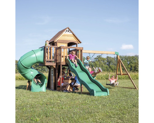 Houten speeltoestel met glijbaan, schommel en speelhuis voor kinderen in de tuin