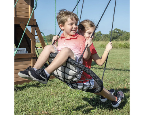 Twee kinderen schommelen op een nestschommel in de tuin.