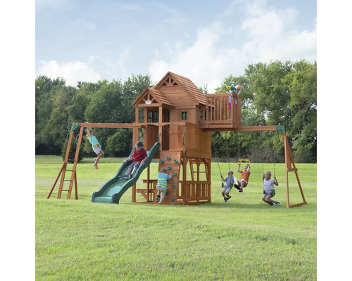 Kinderspeelplaats met glijbaan, schommels, klimwand en speelhuis