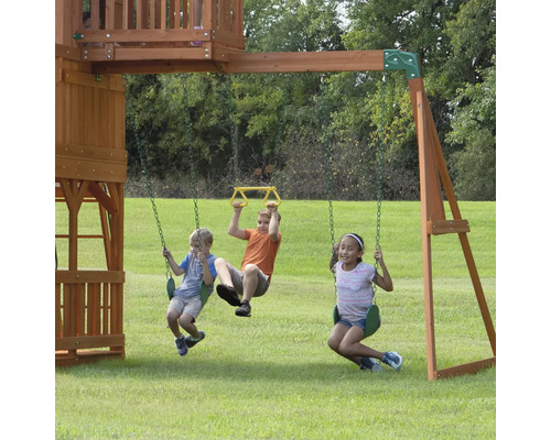 Kinderen spelen op een houten schommel in de tuin.