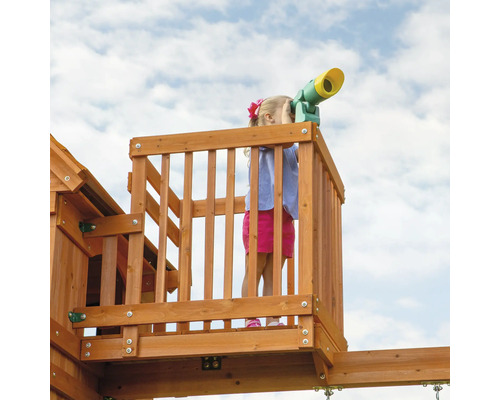 Kind op een speeltoren met een telescoop.