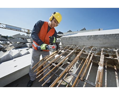 Een bouwvakker snijdt staal met een haakse slijper.