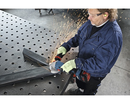 Man slijpt metaal met een haakse slijper op een werktafel.