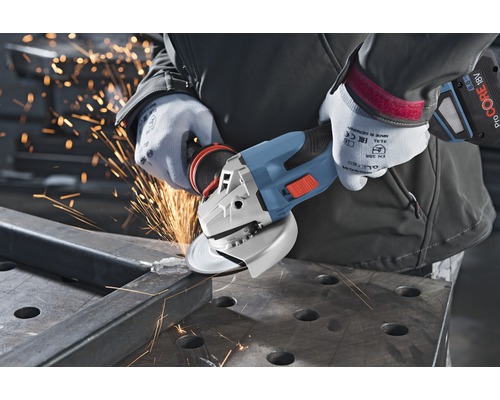 Accu haakse slijper in gebruik bij het bewerken van metaal