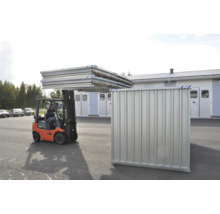 Heftruck transporteert metalen platen voor een gebouw