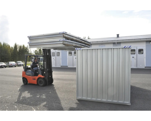 Heftruck transporteert metalen platen voor een gebouw