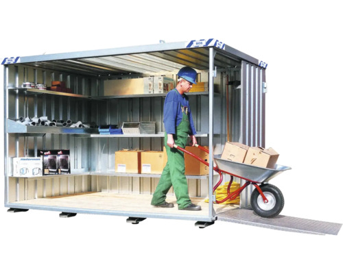 Ruime metalen opslagcontainer met planken en een persoon met een kruiwagen