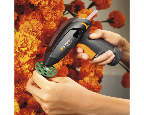 Hete lijmpistool in gebruik op een bloemenknutselproject