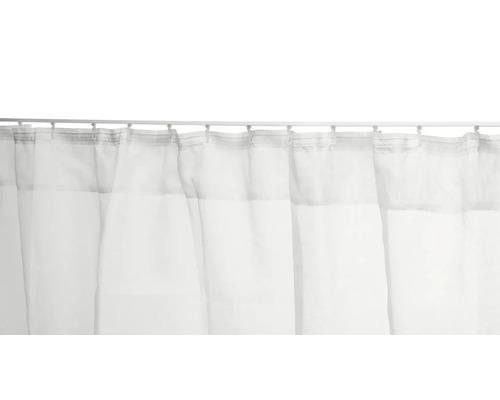 Gordijn van lichte stof aan een gordijnroede