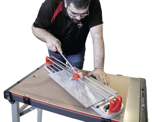 Tegelsnijder in gebruik op een tafel