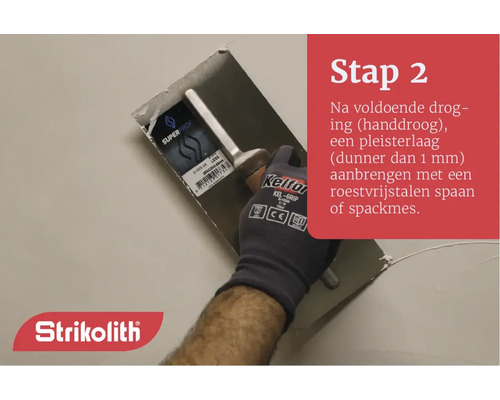 Aanbrengen van gips met een roestvrijstalen spaan