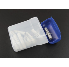 Pluggen in een transparante en blauwe plastic doos