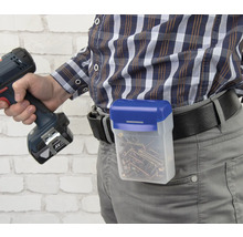 Ambachtsman met schroevendoos aan riem en accuboormachine in de hand