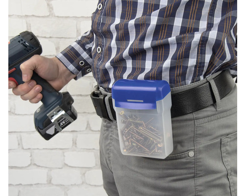 Ambachtsman met schroevendoos aan riem en accuboormachine in de hand