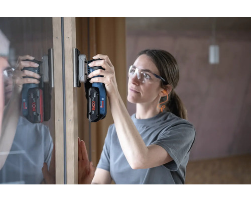 Vrouw werkt met een Bosch multitool aan een houten frame