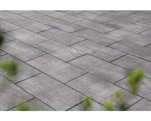 Grijs straatwerk gelegd in een buitenruimte