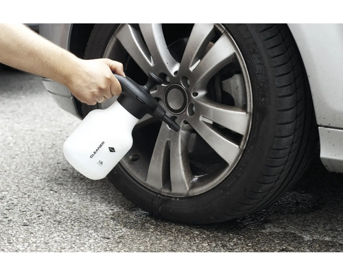 Spuitfles met reiniger voor het reinigen van autovelgen