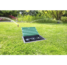 Gazon met verzonken sprinklerinstallatie in tuin