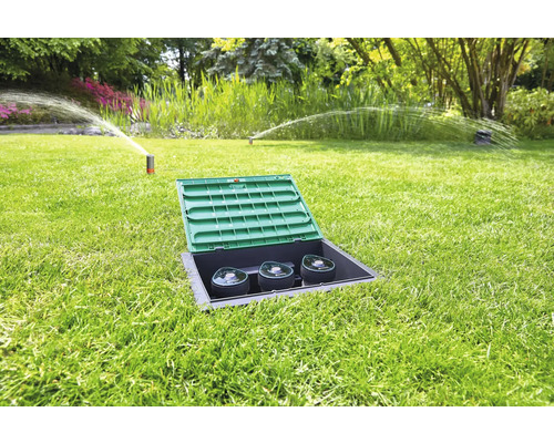 Gazon met verzonken sprinklerinstallatie in tuin