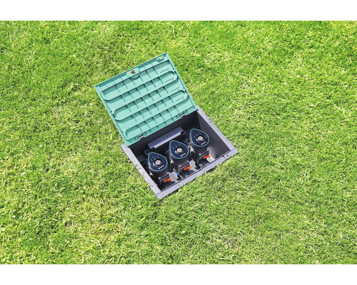 Verzonken sproeiersysteem in gazon met open deksel