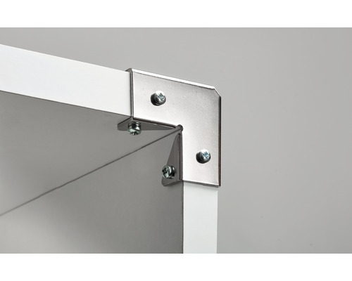 Detailopname van een metalen hoekverbinding voor een rek, bevestigd met schroeven