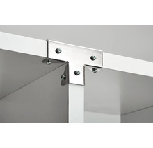 Detailopname van een metalen T-hoekverbinding met schroeven op een plank