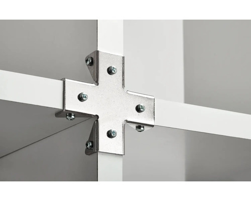 Detailopname van een schapverbinding met hoekverbinder en schroeven.