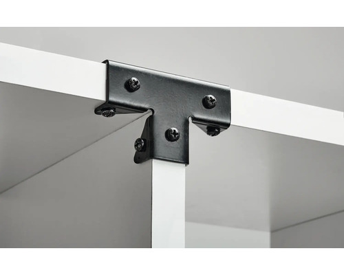 Detail van een plank met T-vormige hoekstukken en schroeven voor bevestiging.