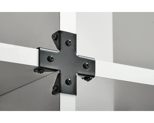 Detailopname van een stellingconstructie met zwarte kruisverbinding en schroeven