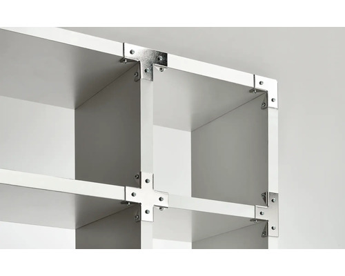 Detail van een witte kast met metalen hoekstukken