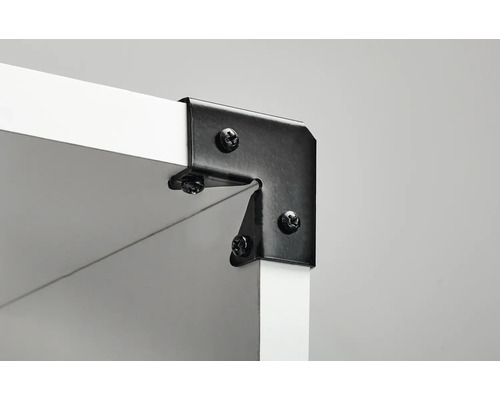 Detailopname van een hoek van een rek met zwarte hoekconnector en schroeven