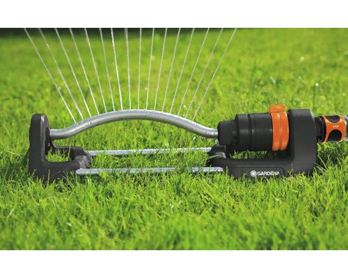 Gardena sproeier in gebruik op een gazon