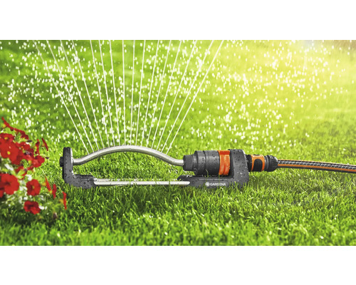Gardena sproeier op gazon met waterstralen