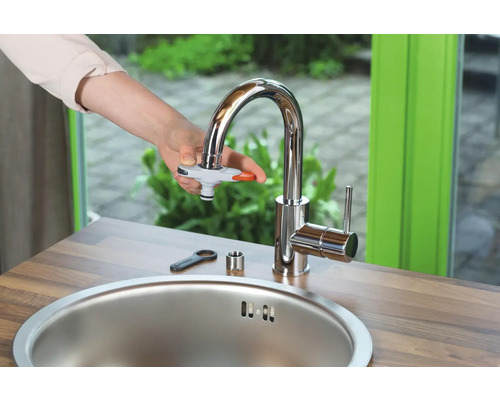 Waterkraan met verbindingsstuk voor tuinslang gemonteerd op gootsteen