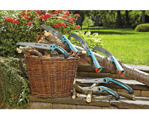 Diverse handzagen van Gardena liggen met hout in een mand