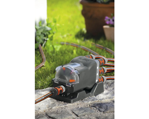 Gardena automatische waterverdeler met meerdere aangesloten tuinslangen buiten