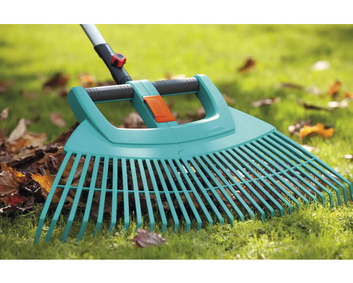 Gardena hark voor het verzamelen van bladeren op het gazon