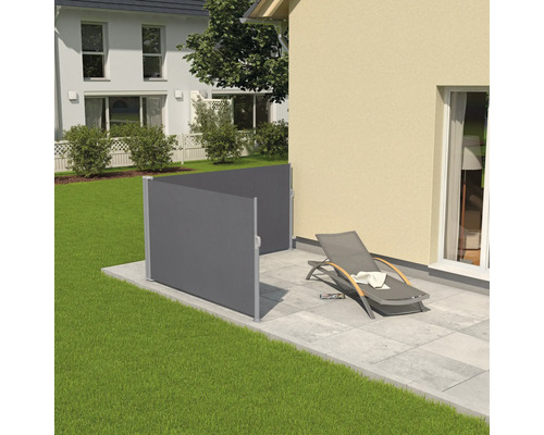 Uittrekbare zijluifel op een terras met ligstoel als privacy- en windscherm