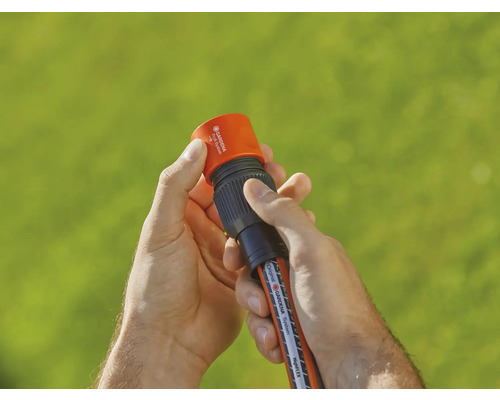 Tuinslangaansluiting in handen