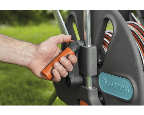 Tuinslangwagen met handslinger in gebruik