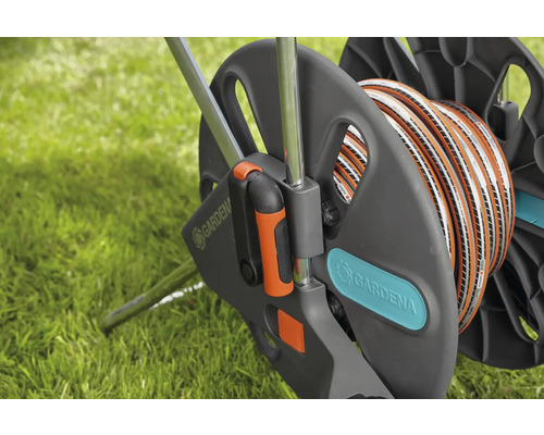Gardena slanghaspel met tuinslang op gazon