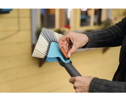 Persoon bevestigt reinigingsborstel voor buiten