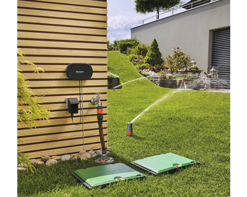 Tuinscene met irrigatiesysteem met bedieningspaneel, waterkraanaansluiting en verzonken vierkante sproeier
