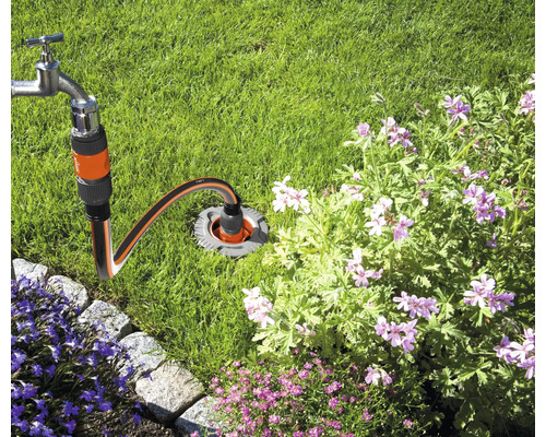 Waterkraan verbonden met een ondergrondse wateraansluiting in de tuin.