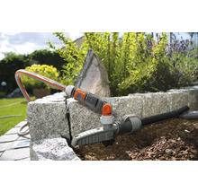 Gardena Micro-Drip-System sproeier in een tuinperk voor het bewateren van planten