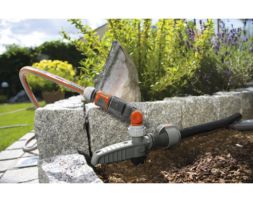 Gardena Micro-Drip-System sproeier in een tuinperk voor het bewateren van planten