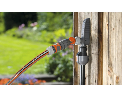 Gardena slangenbox met tuinslang aan een houten wand