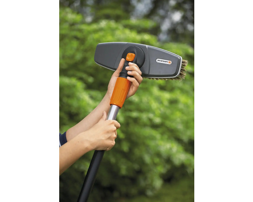 Gardena wasborstel met telescopische steel voor het reinigen van tuinmeubelen